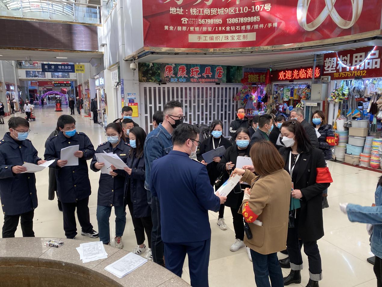 大關(guān)市場監(jiān)管所聯(lián)合錢江商城開展韓國進口服裝檢查