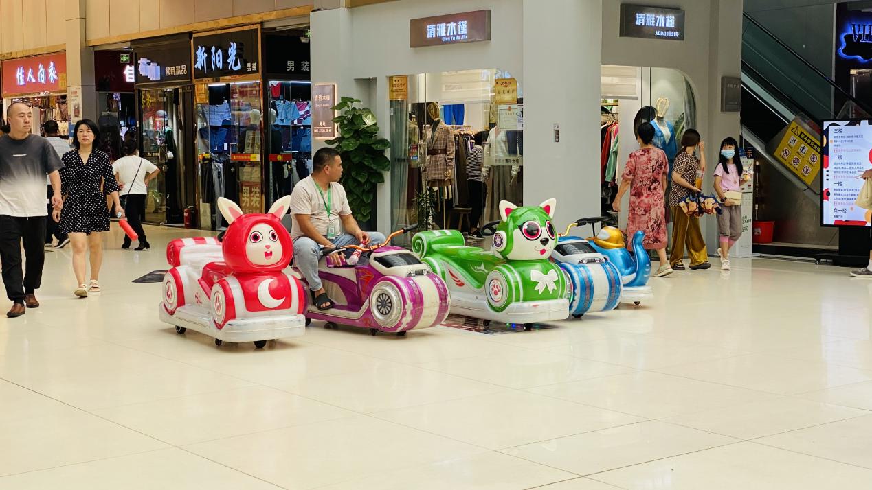 兒童游樂車現(xiàn)身錢江商城，深受小朋友青睞