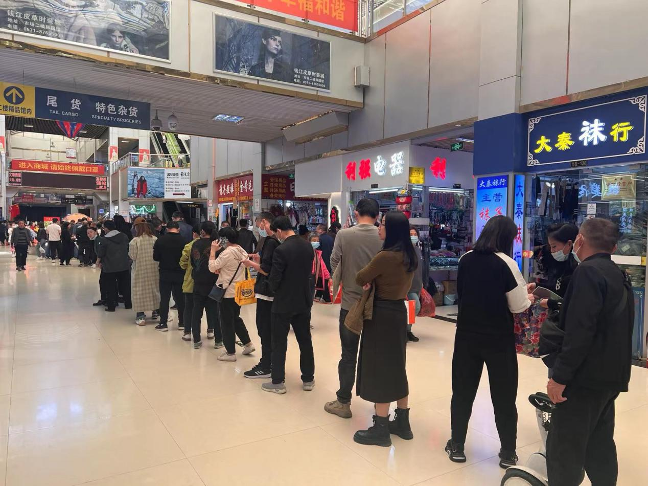 錢江商城聯(lián)合大關(guān)街道協(xié)助商戶 申報“穩(wěn)崗返還和一次性留工補助”  