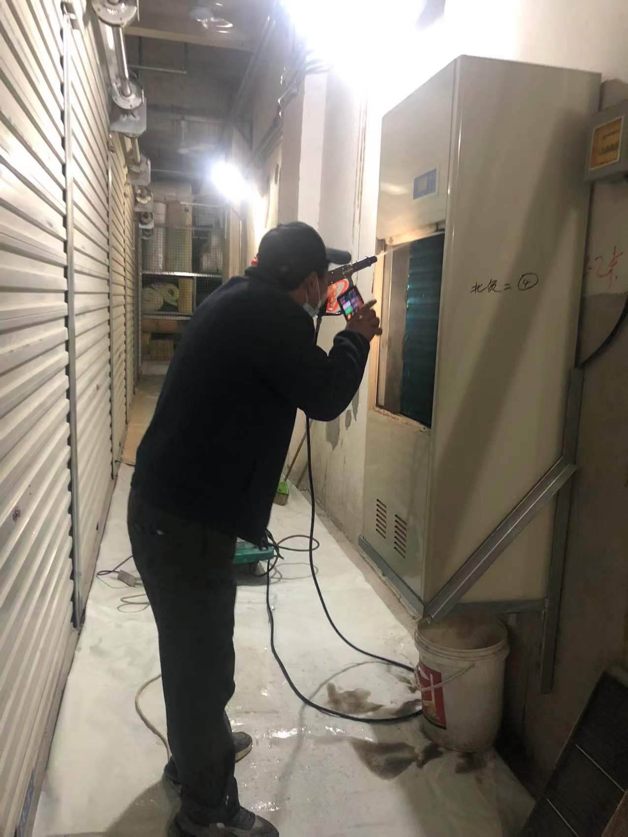 錢(qián)江商城對(duì)水晶城倉(cāng)庫(kù)除濕機(jī)進(jìn)行清洗