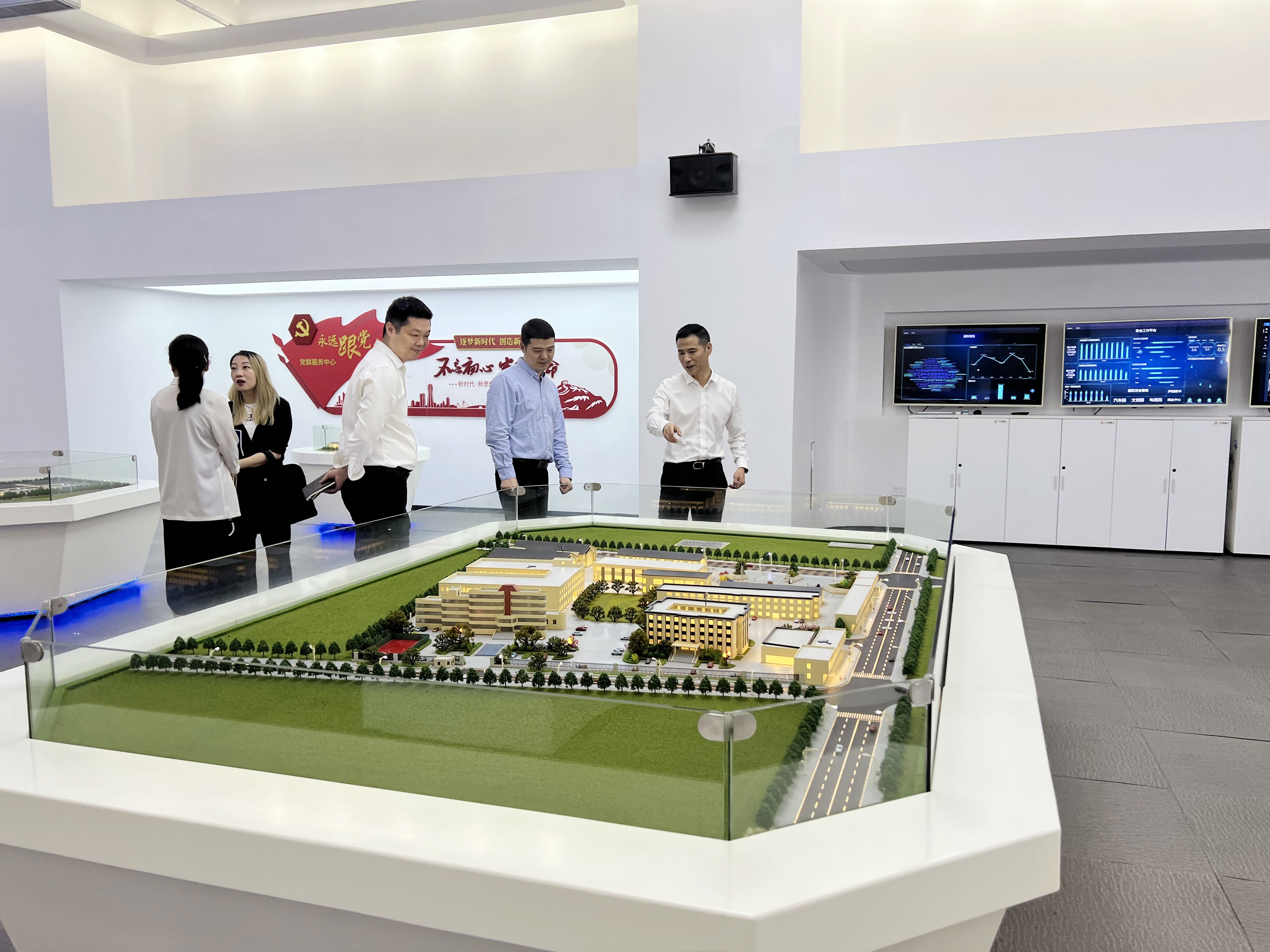 拱墅區(qū)祥符街道黨工委副書記、辦事處主任張洪明一行蒞臨杭州建華文創(chuàng)集團(tuán)調(diào)研指導(dǎo)