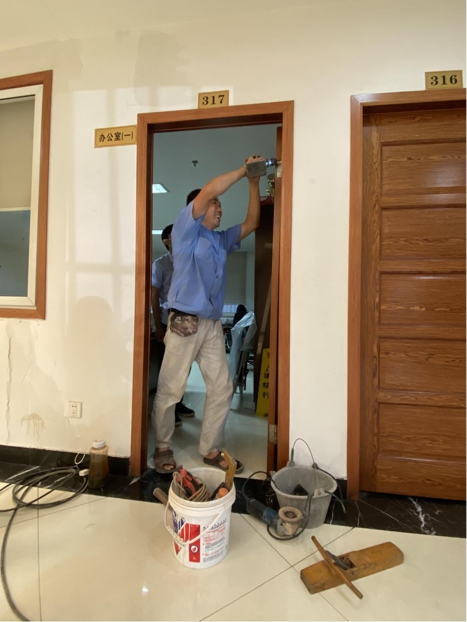錢江商城進(jìn)行辦公室門維修工作