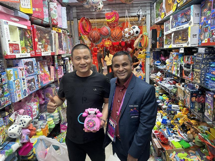 熱情服務(wù)外籍顧客，展現(xiàn)亞運(yùn)錢(qián)江風(fēng)采