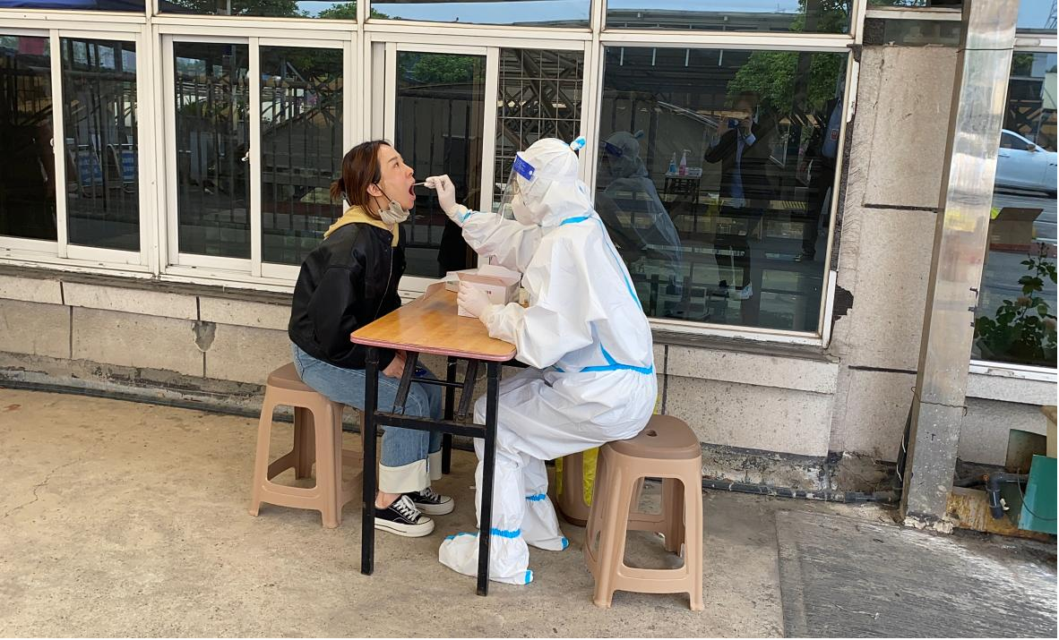 錢江商城就可做核酸檢測(cè) 便民服務(wù)點(diǎn)讓經(jīng)營(yíng)戶省時(shí)省事