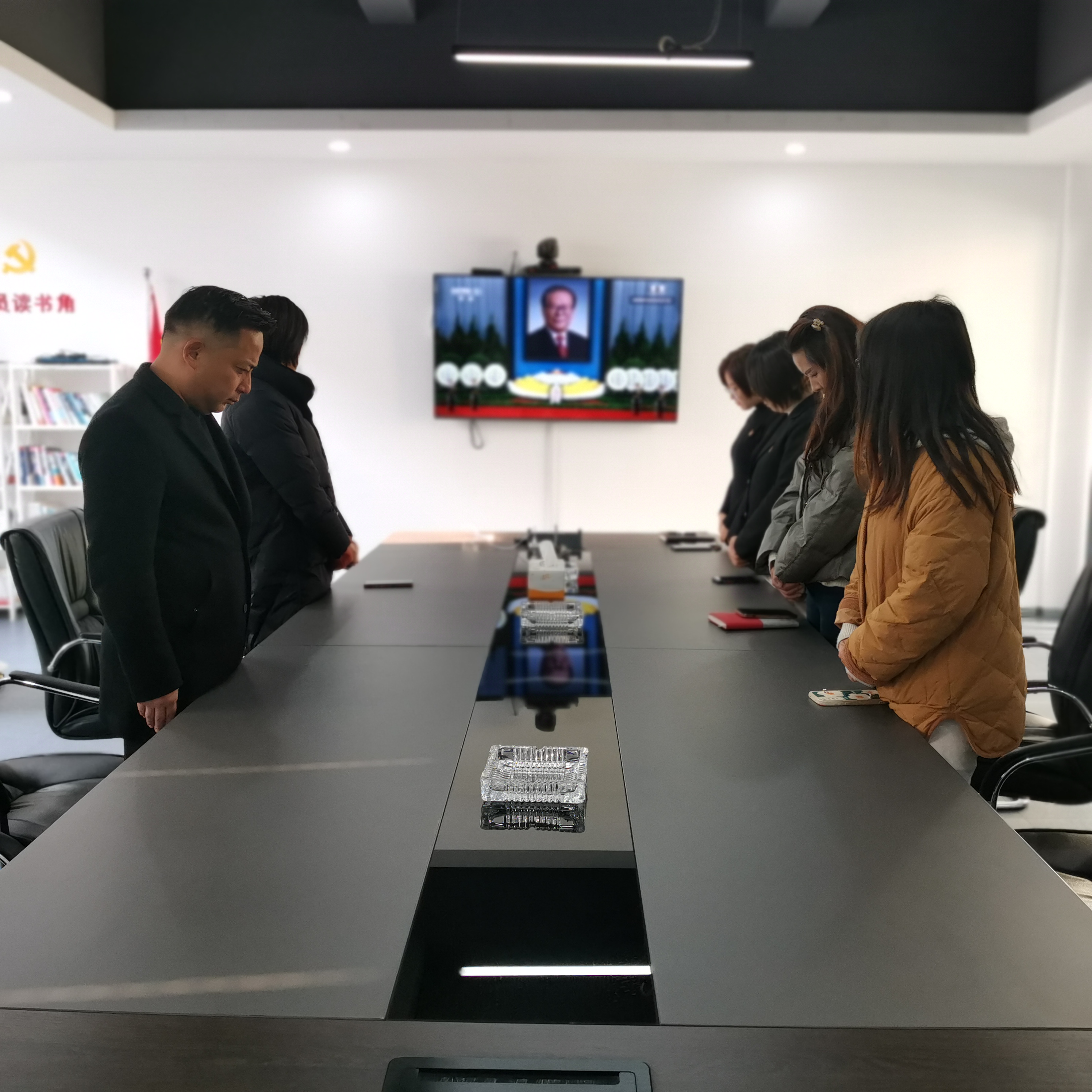 “沉痛哀悼、深切緬懷”——廬陽(yáng)文創(chuàng)園收看江澤民同志追悼大會(huì)