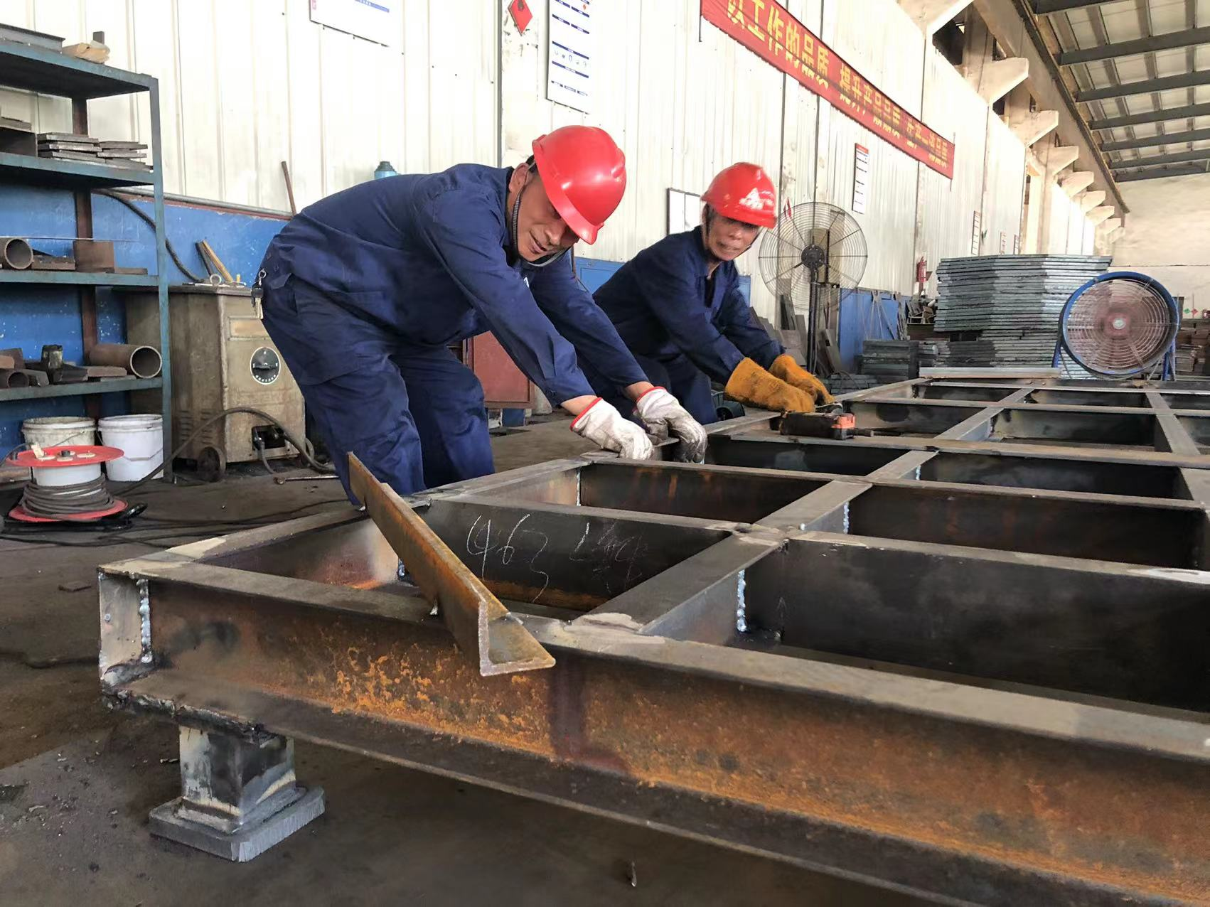 建華集團(tuán)一線員工在高溫下的堅守