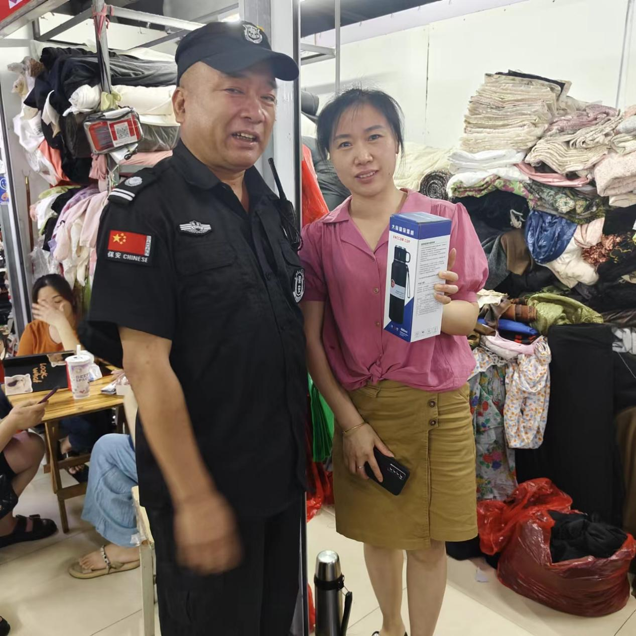 化險(xiǎn)為夷！熱心商戶見義勇為，危急情況扶梯救人