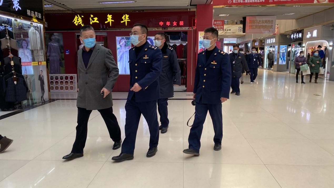 拱墅區(qū)市場監(jiān)管局趙斌局長蒞臨錢江商城開展進口商品疫情防控指導工作