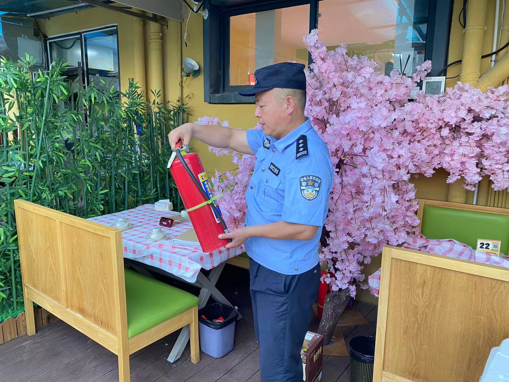 廬陽(yáng)分局杏林派出所對(duì)廬陽(yáng)建華文創(chuàng)園餐飲企業(yè)開(kāi)展消防安全檢查
