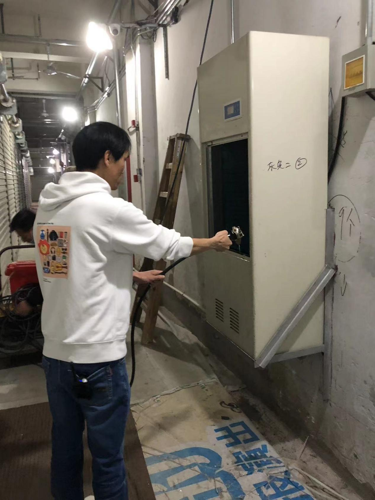 錢江商城對(duì)水晶城倉(cāng)庫(kù)除濕機(jī)進(jìn)行清洗