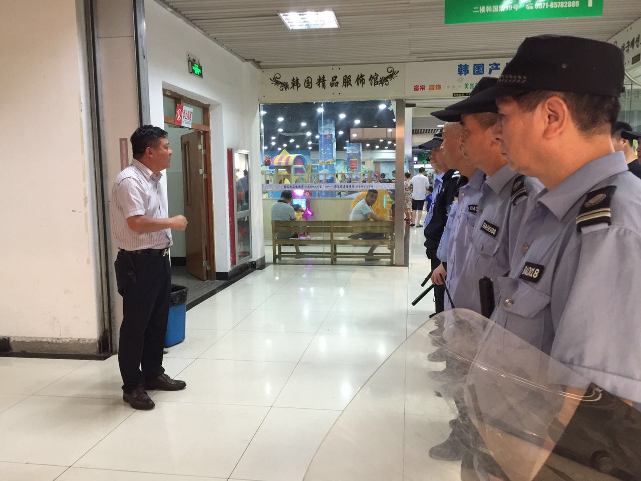 上塘街道總工會向錢江市場一線職工送清涼 (1).jpg 上塘街道總工會向錢江市場一線職工送清涼 (1).jpg