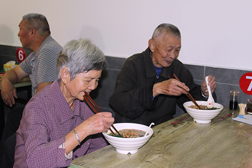 20151021重陽(yáng)節(jié)送長(zhǎng)壽面活動(dòng)3.jpg 20151021重陽(yáng)節(jié)送長(zhǎng)壽面活動(dòng)3.jpg