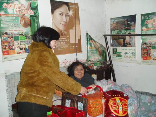 為長(zhǎng)期臥床的老人送去組織的溫暖 (2).jpg 為長(zhǎng)期臥床的老人送去組織的溫暖 (2).jpg