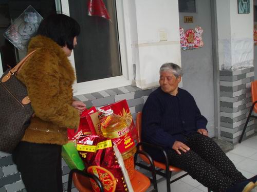 為長(zhǎng)期臥床的老人送去組織的溫暖 (3).jpg 為長(zhǎng)期臥床的老人送去組織的溫暖 (3).jpg