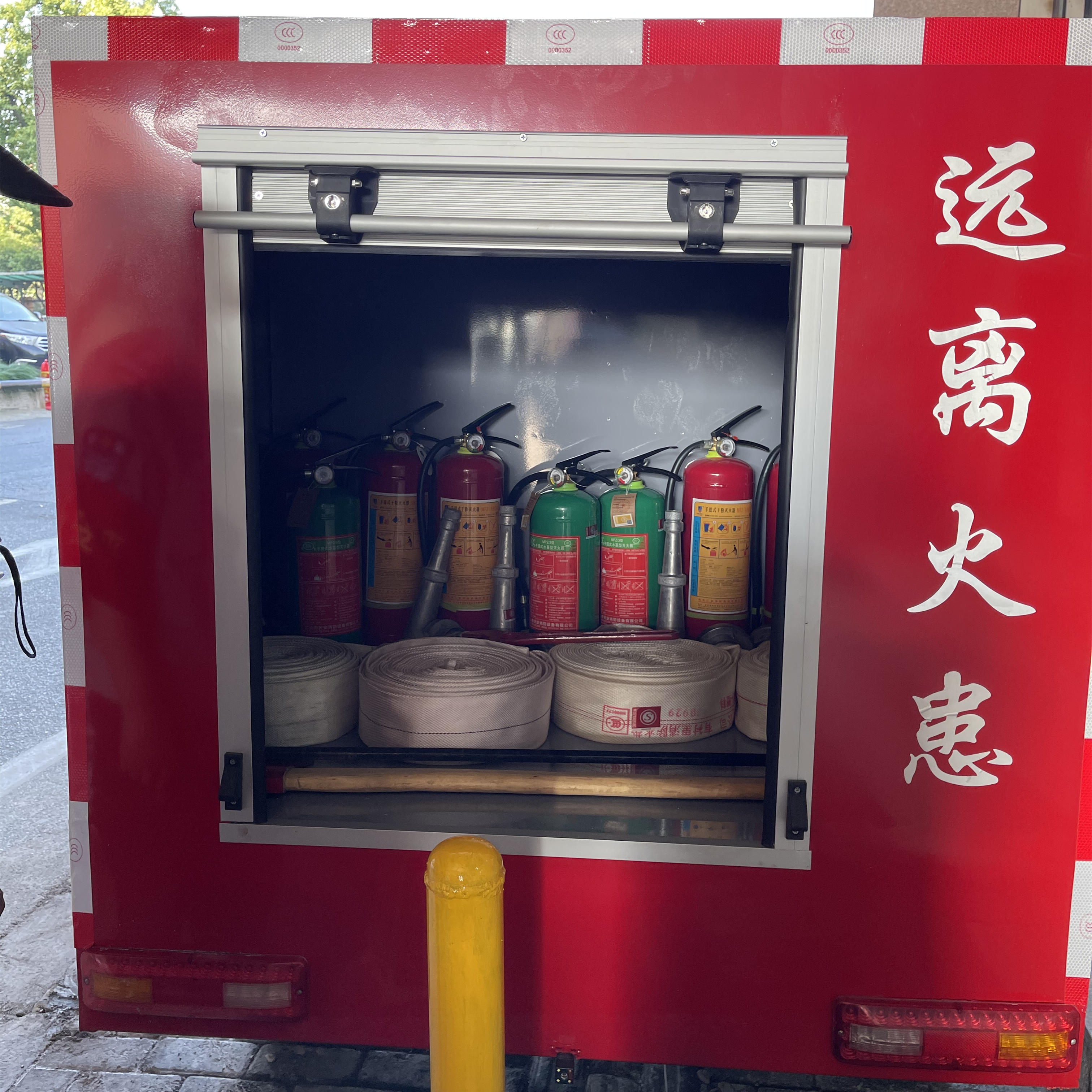 車內(nèi)消防設(shè)施設(shè)備.jpg 車內(nèi)消防設(shè)施設(shè)備.jpg